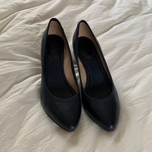 Frye Navy leather Regina Pumps, Size 6.5, NWOT